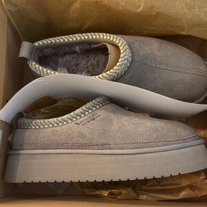 Koolaburra by Ugg Gray Slippers with Yellow Accents